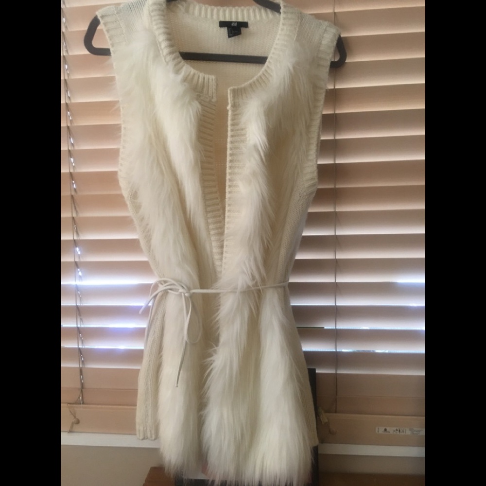 Never worn! sweater Vest cream knot/faux fur &